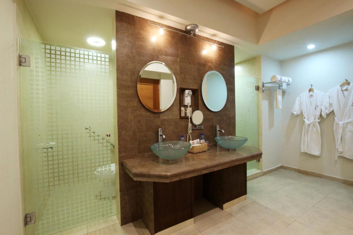 Hotel Colon Plaza Business Class นวยโวลาเรโด ภายนอก รูปภาพ